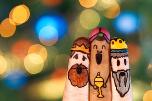 Three fingers magicians