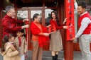 Happy family to stick couplets on the Spring Festival to celebrate the New Year