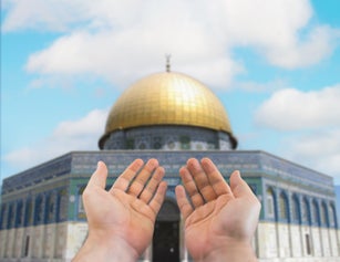 Muslim praying in front of Al-Aqsa Mosque in Quds / Jerusalem