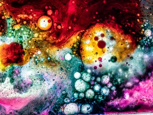 Full frame of molecular structure of liquids in motion.