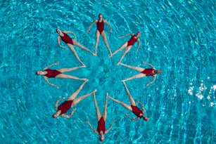 Synchronised swimmers form a star