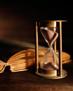 vecchia clessidra e libro antico