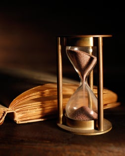 vecchia clessidra e libro antico