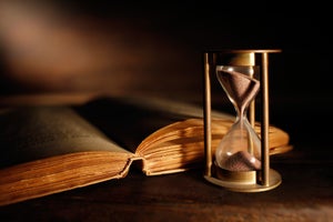 vecchia clessidra e libro antico