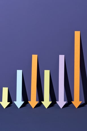 Expanding Bar Chart Consisting of Falling Arrows