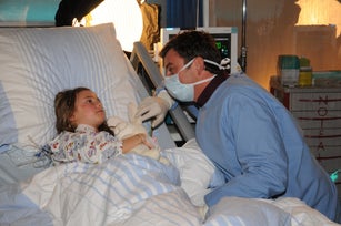 Hans Sigl (als Dr. Martin Gruber), Mona-Leen Schuller (als leukämiekranke Jasmin), ZDF-Serie 'Der Bergdoktor', Winter-Special: 'Eiszeit', 4. Staffel,