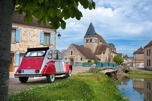 Church Saint-Pierre et Saint-Paul in Ligny-le-Châtel with cult car 2cv