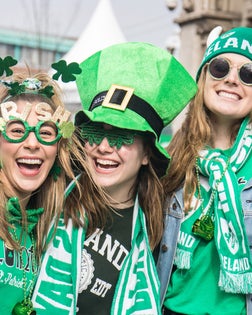 St patrick´s day , group of friends with green hats  smiling